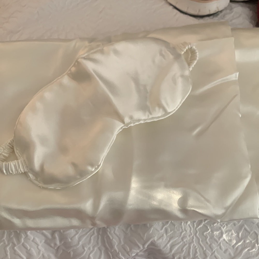 Satin pillowcases and eye mask - Picture 3 of 9